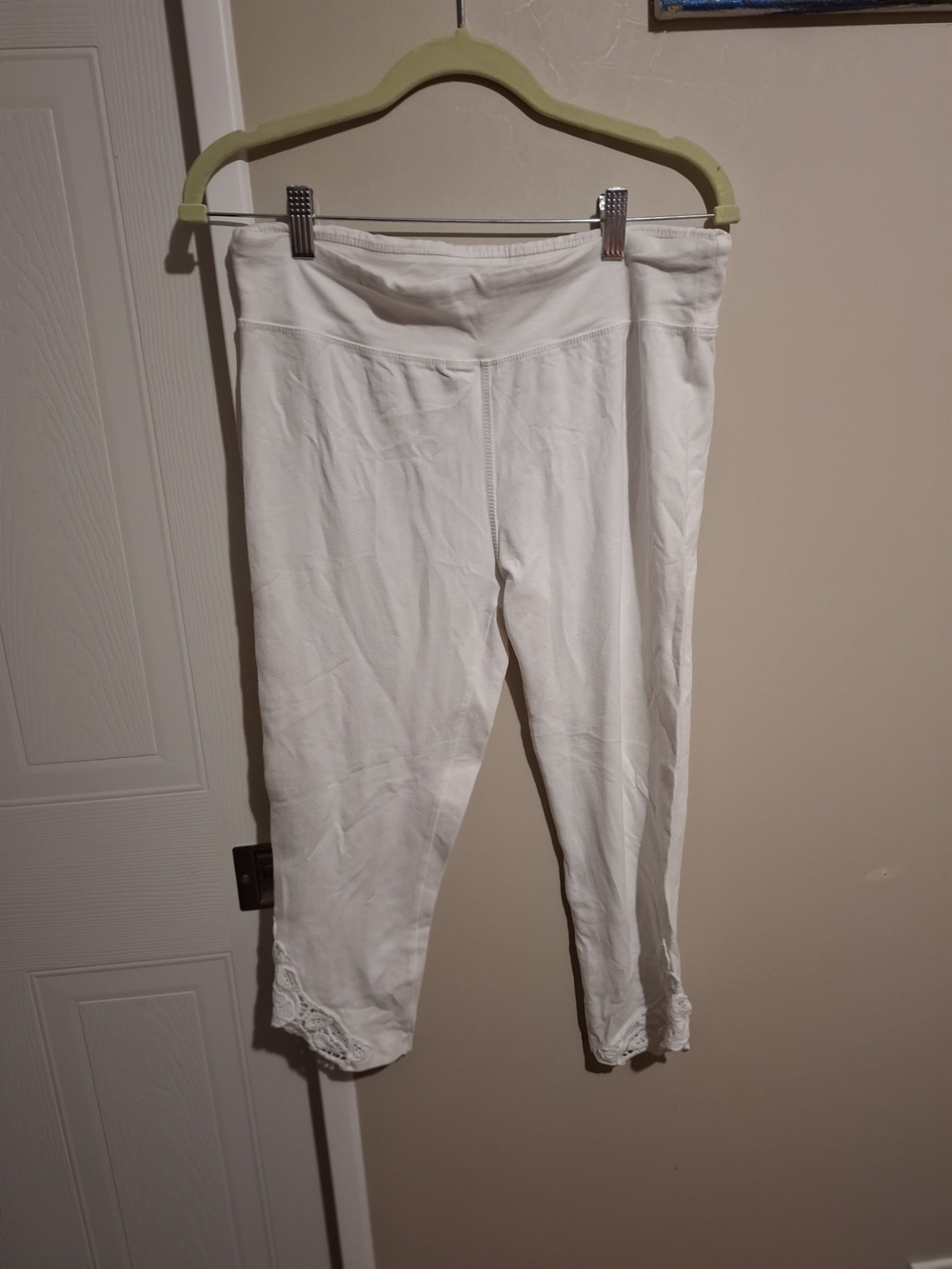 French Sole White Capri Pants with Lace Trim
